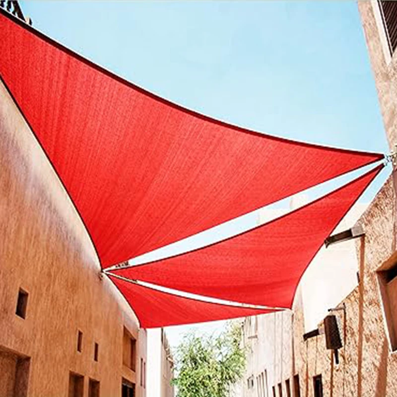 Dossel de vela com sombra externa para piscina, pátio com jardim e área de estacionamento